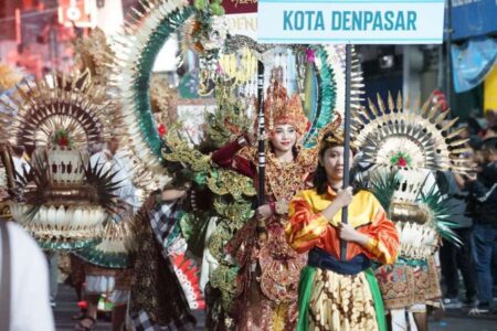 Gemerlap Apeksi Nite Carnival, Mbak Wali: Persembahan Khusus untuk Tamu Kehormatan dan Warga Kota Kediri Foto BeritaJatim.com