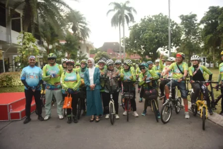 Mbak Wali Berangkatkan Gowes Bersama ICC, Susuri Ikon-ikon Kota Kediri yang Ngangeni Foto BeritaJatim.com