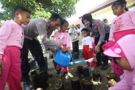 Rayakan Hari Anak Nasional, Polsek Plemahan Jadi Kebun Mini dan Kolam Edukasi Foto BeritaJatim.com