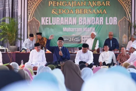 Gus Qowim Ajak Warga Jadi Pribadi Kuat di Pengajian Umum Bandar Lor Kediri Foto BeritaJatim.com