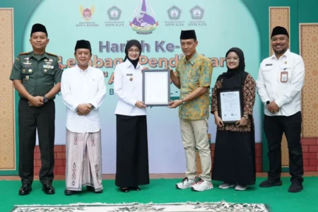 Wali Kota Kediri Serahkan Langsung Izin Operasional untuk KB dan SD Aswaja, Tekankan Pendidikan Berbasis Karakter Foto BeritaJatim.com