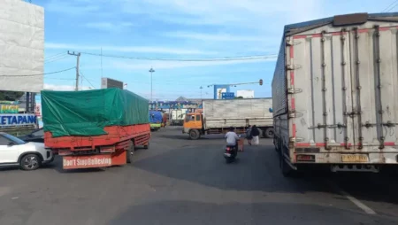 Pilih Alternatif Jalan Lain, Polresta Banyuwangi Imbau Warga Tunda Perjalanan ke Bali Foto BeritaJatim.com