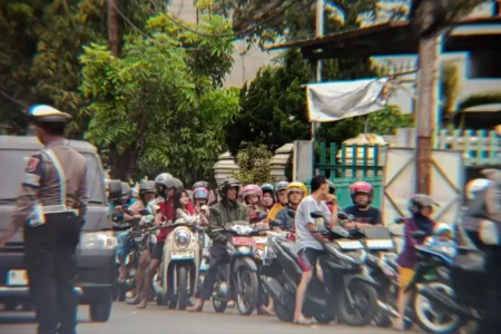 BBM Langka, SPBU di Lumajang Dipenuhi Kendaraan Nopol Jember Foto BeritaJatim.com
