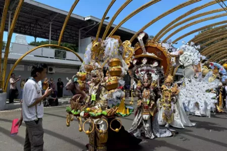 Jelang Grand Carnival, Puluhan Peserta BEC Tampil dengan Kostum Memukau Foto BeritaJatim.com