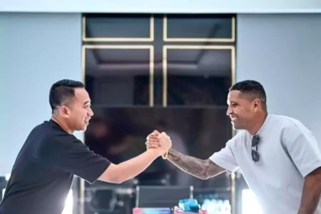 Beto Goncalves Resmi Gabung Persela, Siap Bantu Lolos ke Liga 1 Meski Usia 44 Tahun Foto BeritaJatim.com