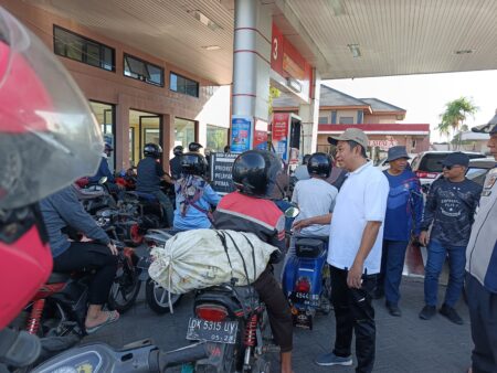 Bupati dan Sekda Bondowoso Sidak SPBU Naik Sepeda Onthel, Antrean BBM Mulai Terurai Foto BeritaJatim.com