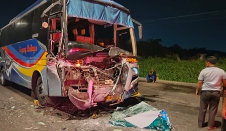 Bus Sugeng Rahayu Tabrak Truk di Jombang, Sopir Patah Kaki dan 4 Penumpang Terluka Foto BeritaJatim.com