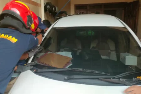 Balita di Tambaksari Surabaya Terkunci dalam Mobil Saat Bermain Foto BeritaJatim.com