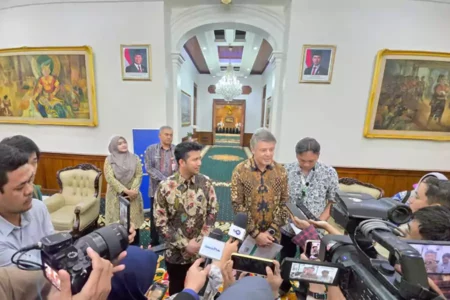 Ratusan Calon Siswa di Banyuwangi Kena Prank SPMB, Wagub Emil: Gak Bisa Kita Lepas Tangan Foto BeritaJatim.com