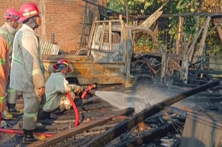 Kebakaran Hebat di Mojoagung Jombang Hanguskan Galangan Mebel dan Mobil Pikap Foto BeritaJatim.com