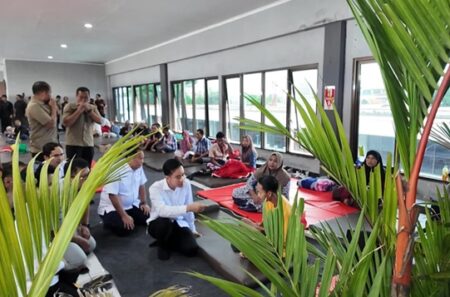 Wapres Gibran Temui Keluarga Korban KMP Tunu Pratama Jaya di Banyuwangi, Serahkan Santunan dan Tinjau Upaya Pencarian Foto BeritaJatim.com