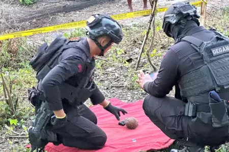 Detik-Detik Menegangkan Warga Sukorame Lamongan Temukan Granat Foto BeritaJatim.com