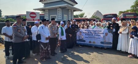 Tradisi Ziarah Jemaah Serban: Dari Makam Gus Dur Jombang ke Pesantren Gus Iqdam Gunakan 63 Bus Foto BeritaJatim.com