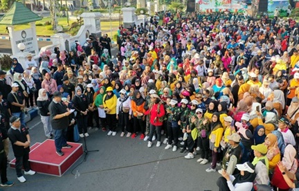 Langkah Kecil untuk Ekonomi Besar: Ribuan Warga Jombang Penuhi Alun-alun di Hari Koperasi Foto BeritaJatim.com