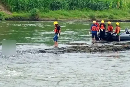 Jenazah Perempuan Tanpa Identitas Ditemukan Mengapung di Sungai Brantas Tulungagung Foto BeritaJatim.com