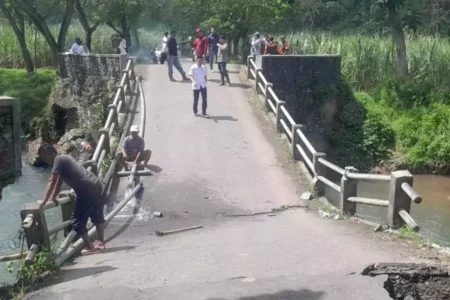 Jembatan Sungai Lembu Pesanggaran Rusak, Pemkab Banyuwangi Segera Bangun Jembatan Darurat Foto BeritaJatim.com