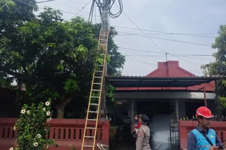 Pekerja Proyek di Singosari Tersengat Listrik, Sempat Tergantung di Kabel Tegangan Tinggi Foto BeritaJatim.com