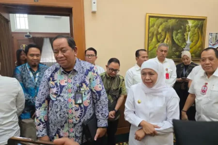 Bertemu Pertamina Patra Niaga, Gubernur Jatim: Stok BBM Jember Sudah Normal, Jangan Panic Buying Foto BeritaJatim.com