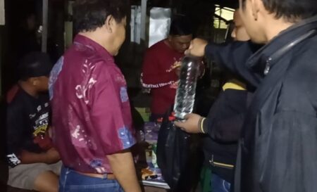 Polisi Amankan Tersangka dan Barang Bukti Miras di Angkringan Jombang Foto BeritaJatim.com
