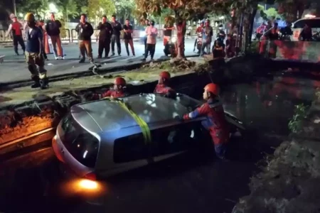 Kecelakaan Mobil Masuk Sungai di Surabaya, Petugas Damkar Bantu Evakuasi Foto BeritaJatim.com