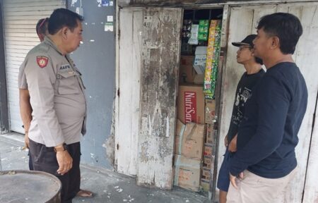 Perempuan Berjaket Hitam Terekam CCTV Congkel Lapak di Pasar Megaluh Jombang, Polisi Masih Selidiki Foto BeritaJatim.com