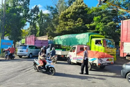 Pelabuhan Ketapang Banyuwangi Macet Parah Imbas Pemeriksaan Kelayakan 15 Kapal Eks LCT Foto BeritaJatim.com