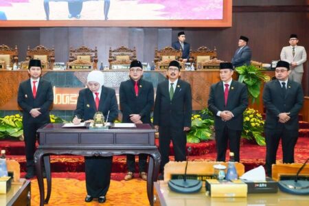 Raperda RPJMD 2024-2029 Disahkan, Khofifah: Kolaborasi untuk Kesejahteraan Foto BeritaJatim.com