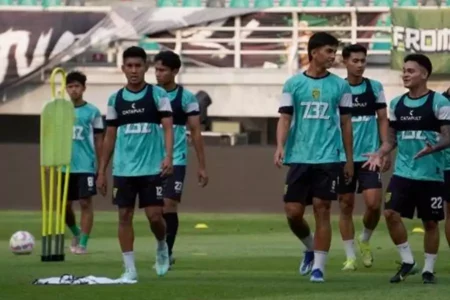 Perkenalkan 27 Pemain, Eduardo Perez Pastikan Persebaya Siap Tempur Lawan PSS Sleman Foto BeritaJatim.com