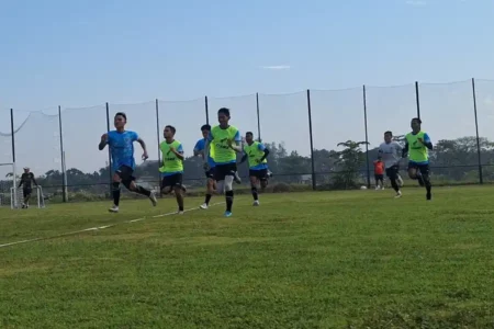 Aji Santoso Fokus Genjot Fisik Pemain Persela Lamongan Jelang Liga 2 2025/2026 Foto BeritaJatim.com