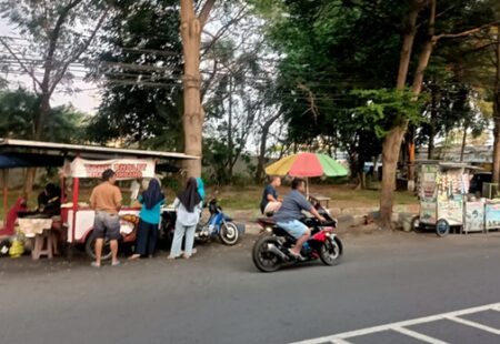 Konser Megah, Rezeki Tersingkir: Jeritan Pedagang Kecil di Balik Riuh Dialog Cinta Festival di Stadion Jombang Foto BeritaJatim.com