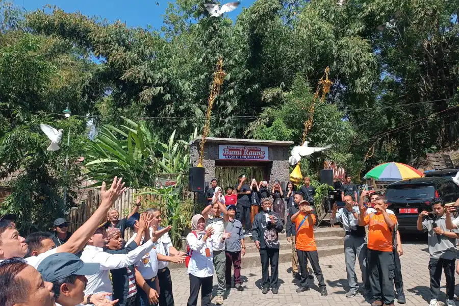 Tradisi Leluhur dan Teduh Glamping Jadi Nafas Baru Desa Budaya Bumi Raung Bondowoso Foto BeritaJatim.com
