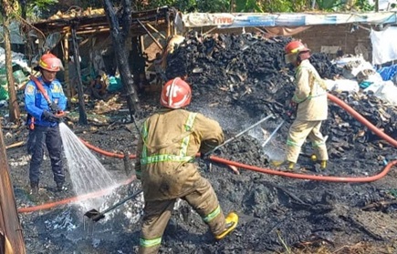 Gudang Rongsok di Mojoagung Jombang Terbakar, Diduga Akibat Puntung Rokok Foto BeritaJatim.com