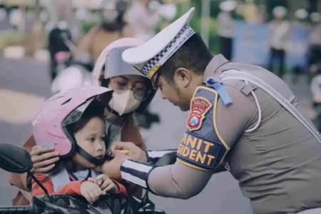 Satlantas Gresik Bagikan Helm Gratis saat Operasi Patuh Semeru 2025 Foto BeritaJatim.com
