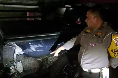 Polisi Temukan Mobil yang Tabrak Rumah Warga di Lumajang, Pelat Sudah Dilepas dan Disembunyikan Terbungkus Terpal Foto BeritaJatim.com