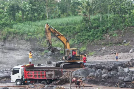 Pendapatan Pajak Pasir Lumajang Baru Rp8 Miliar, Pemkab Wajibkan SKAB Elektronik Mulai Agustus Foto BeritaJatim.com