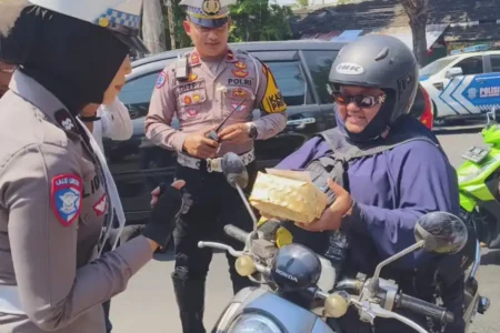 Satlantas Bondowoso Bagikan Tape untuk Sosialisasi Operasi Patuh Semeru 2025 Foto BeritaJatim.com