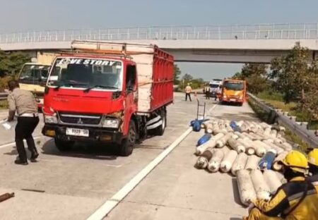 Truk Muatan Tabung Gas Kecelakaan di Tol Jombang – Mojokerto, Tabrak Avanza yang Berhenti Foto BeritaJatim.com