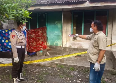 Penemuan Mayat Pria di Rumah Kosong Lumajang, Diduga Akibat Overdosis Alkohol Foto BeritaJatim.com