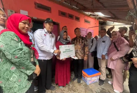 Menteri Wihaji Tinjau Keluarga Berisiko Stunting di Malang, Pastikan Bantuan Tepat Sasaran Foto BeritaJatim.com