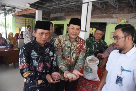 Bupati Sidoarjo Pantau Penyaluran Bantuan Pangan Foto BeritaJatim.com