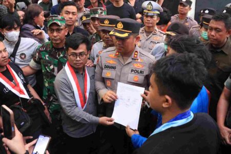 Kapolres Malang Temui Ratusan Massa Aksi di Mapolres Foto BeritaJatim.com