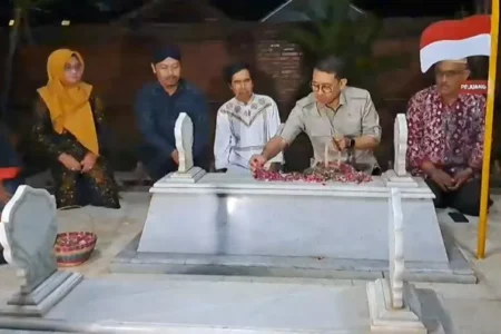 Menteri Kebudayaan Fadli Zon Ziarah ke Makam Gubernur Suryo, Angkat Sejarah dan Potensi Budaya Magetan Foto BeritaJatim.com