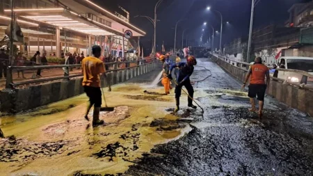 Truk Gandeng Terguling di Flyover Kota Lama Malang, 4 Korban Terluka Akibat Tetes Tebu Tumpah Foto BeritaJatim.com
