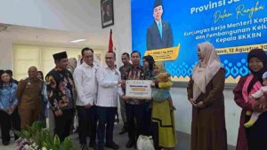 Menteri Wihaji dan Kadin Beri Bantuan Renovasi Sanitasi Dalam Program Genting Foto BeritaJatim.com