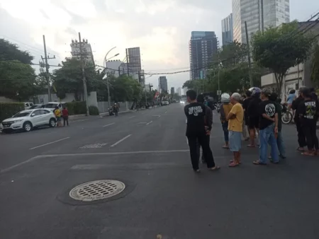 Tawuran di Embong Malang Surabaya: Satu Korban Terkapar, Jalan Ditutup Foto BeritaJatim.com