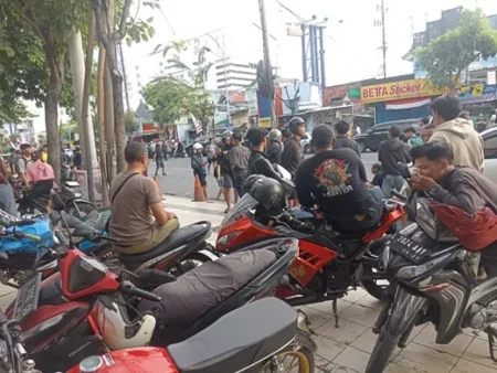 Tawuran Antar Kelompok di Surabaya, Ratusan Polisi Amankan Jalan Embong Malang Foto BeritaJatim.com