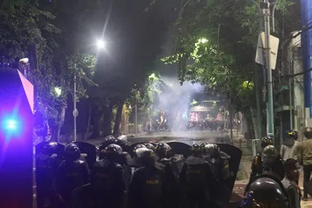 Massa Aksi Solidaritas di Surabaya Terus Melawan, Lalu Lintas di Pusat Kota Lumpuh Foto BeritaJatim.com