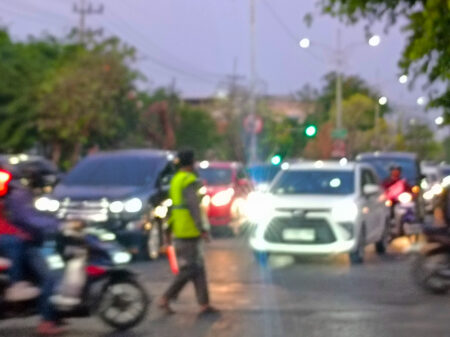 Akhiri Era “Pak Ogah”, Pemkot Surabaya Rekrut Supeltas Jadi Pekerja Padat Karya Foto BeritaJatim.com