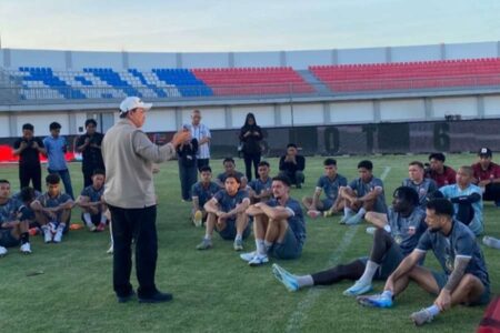 Pantau Sesi Latihan, Achsanul Qosasi Minta Pemain Madura United Buktikan Kemampuan Foto BeritaJatim.com