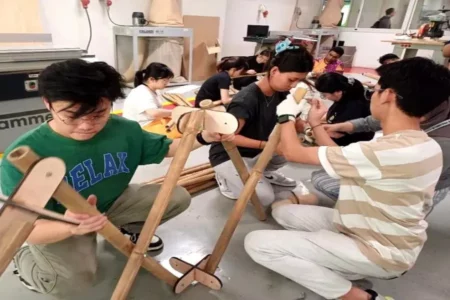 Rancang Bambu Kinetik, Mahasiswa Dua Negara Kombinasikan Teknologi AR dan Manual Foto BeritaJatim.com